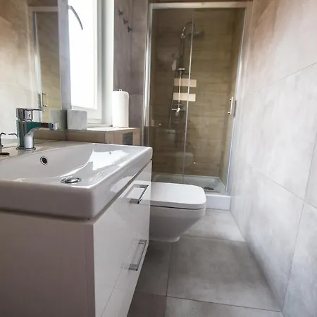 - Bursztynova 13 Gerendaház