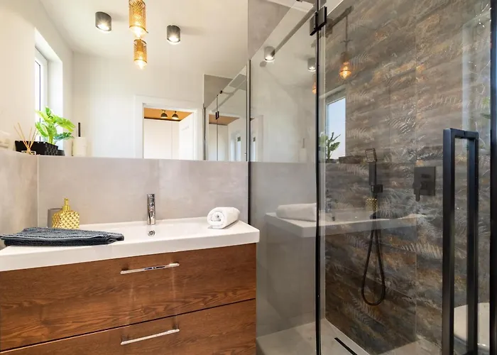 - Bursztynova 13 莱鲍