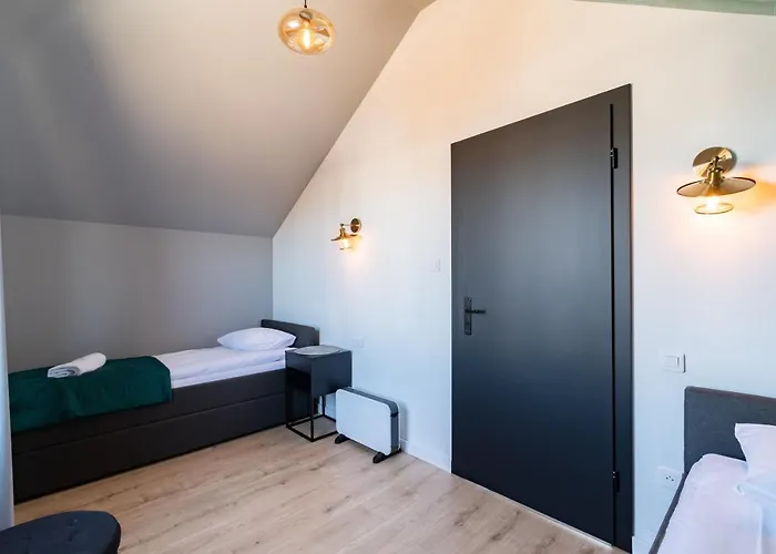 - Bursztynova 13 * 莱鲍