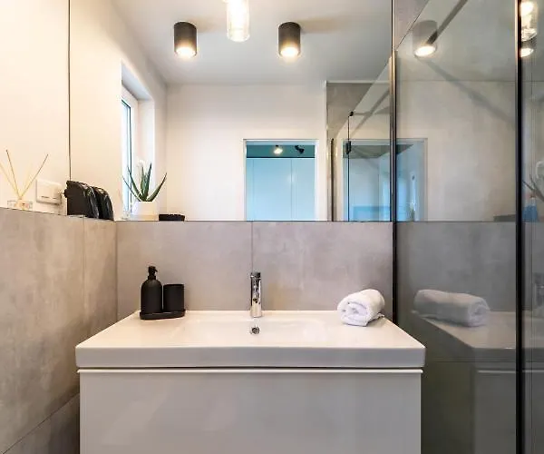 - Bursztynova 13 莱鲍